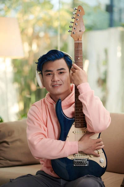 Portret Uśmiechniętego Kreatywnego Młodzieńca Niebieskimi Włosami Pozującego Gitarą Elektryczną — Zdjęcie stockowe