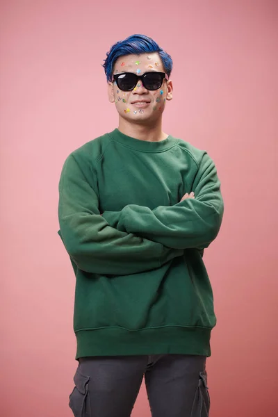 Joven Sonriente Con Gafas Sol Suéter Verde Cruzando Brazos Mirando —  Fotos de Stock