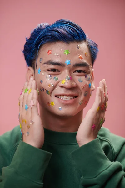 Porträtt Glad Ung Man Med Färgglada Klistermärken Händer Och Ansikte — Stockfoto