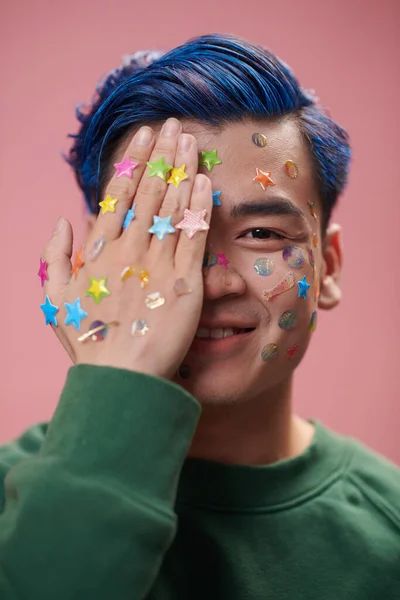 Kreativ Leende Ung Man Med Ljusa Klistermärken Ansiktet Och Händerna — Stockfoto