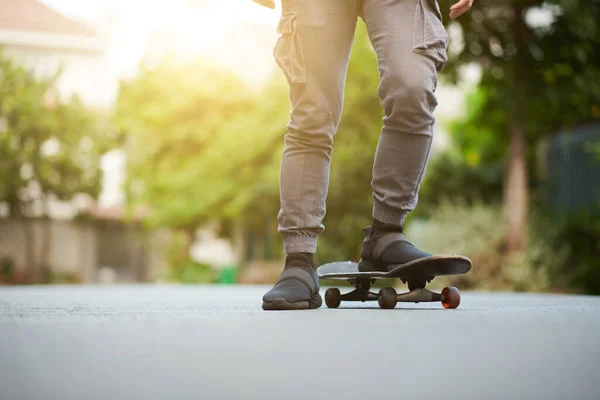 Piedi Giovane Cavalcando Skateboard Nel Parco — Foto Stock