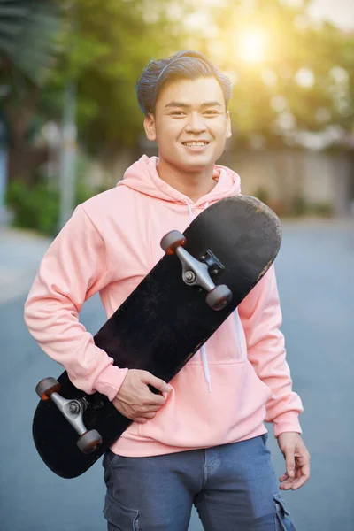 Портрет Улыбающегося Молодого Человека Держащего Скейтборд Улыбающегося Камеру — стоковое фото