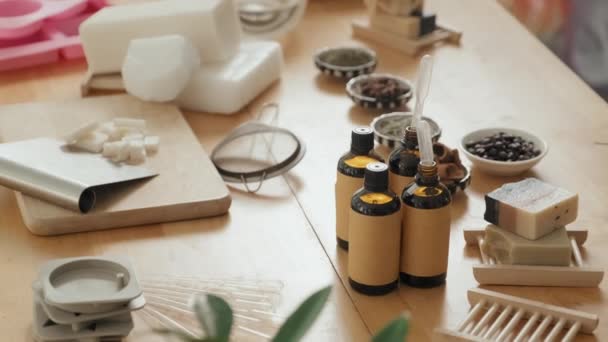 Atölyede Yapımı Sabun Yapımında Kullanılan Malzemelerle Ahşap Masadan Çekilen Kimse — Stok video
