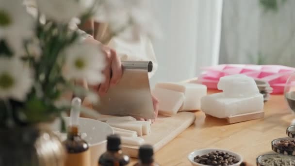 ワークショップで木製のまな板の上に手作り石鹸ベースをスライス認識できない女性の作物のショット — ストック動画