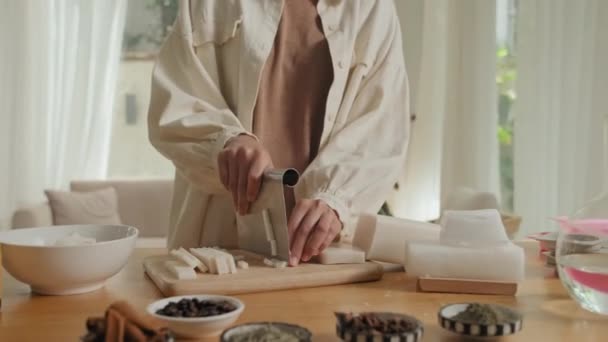 Zoom Out Shot Young Asian Woman Making Organic Handmade Soap — Vídeo de Stock