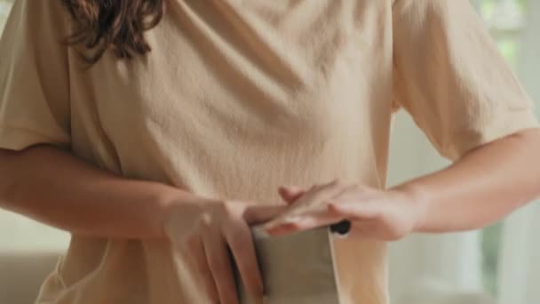 Ujęcie Młodej Białej Kobiety Krojącej Prefabrykowaną Bazę Mydlaną Desce Krojenia — Wideo stockowe