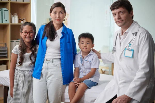 Madre Sus Dos Hijos Visitan Médico Para Chequeo Anual —  Fotos de Stock