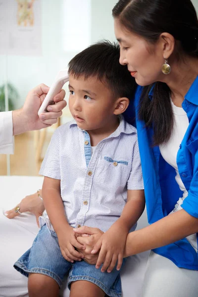 Pediatr Měří Tělesnou Teplotu Malého Pacienta — Stock fotografie