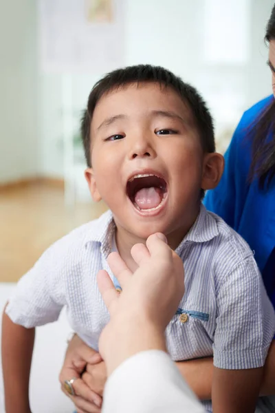 Malý Chlapec Otevírá Ústa Když Lékař Kontroluje Barvu Krku — Stock fotografie