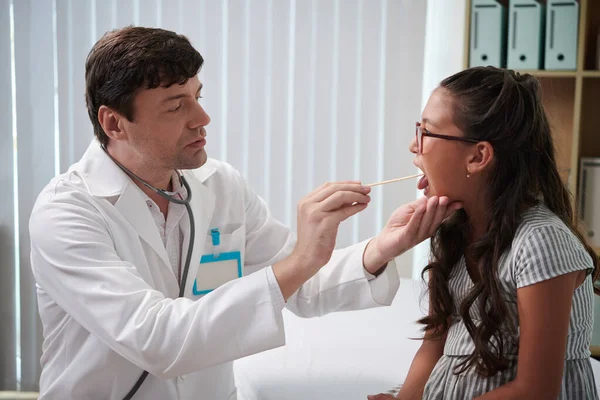 Teenager Mädchen Opening Mund Wide Wenn Doktor Check Sie Throat — Stockfoto