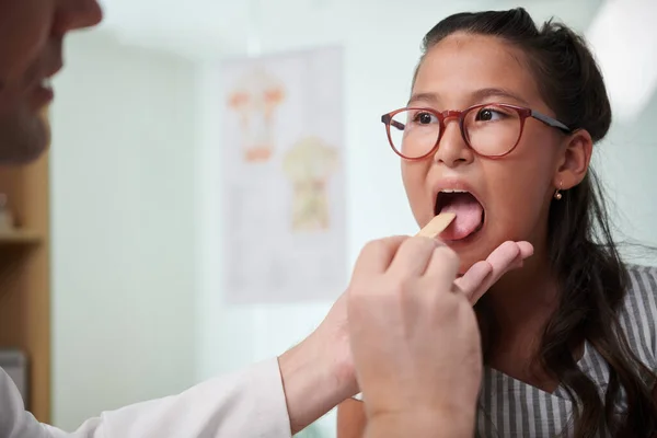 Krankes Mädchen Mit Halsschmerzen Besucht Kinderarzt — Stockfoto