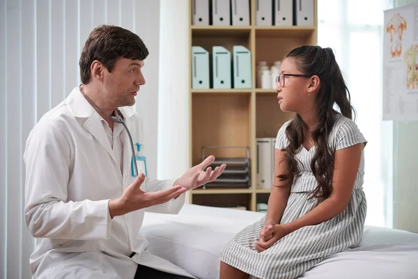 Pediatryczna Rozmowa Nastolatką Wyjaśnienie Jej Leczenia — Zdjęcie stockowe