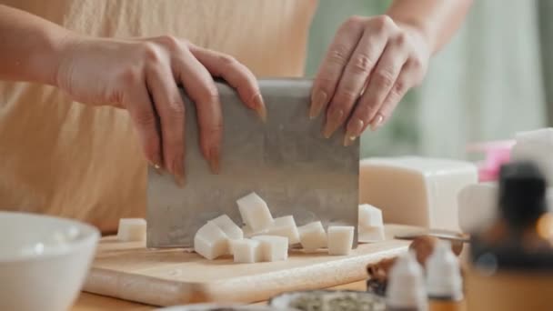 Oříznutý Záběr Nerozpoznatelné Ženy Připravující Prefabrikovaný Mýdlový Podklad Pro Tavení — Stock video