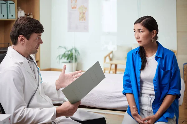 Mujer Preocupada Escuchando Médico Explicando Diagnóstico Proceso Recuperación — Foto de Stock