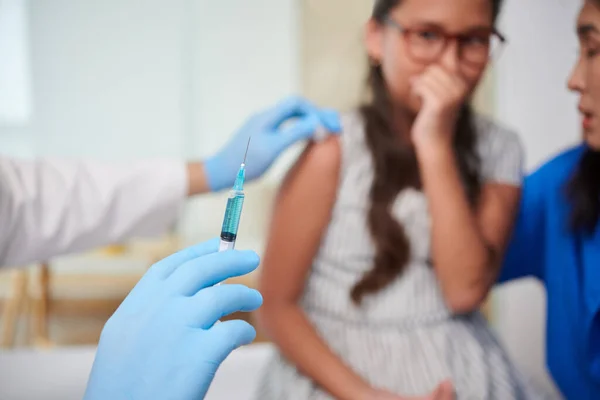 Scared Girl Looking Syringe Hand Doctor — Stock Photo, Image