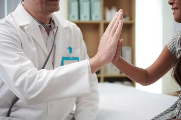 Gilt Giving High Five Pediatrician Getting Vaccine Clinic — Stock Photo, Image