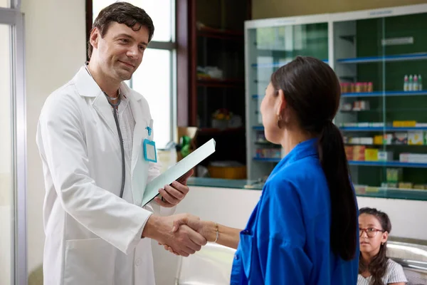 Lächelnder Arzt Begrüßt Patientin Und Schüttelt Ihr Die Hand — Stockfoto