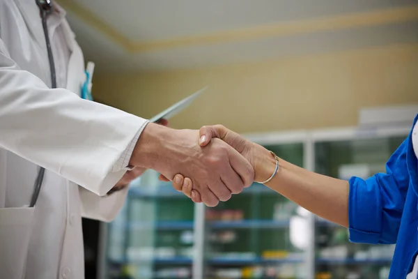 医生在医院大厅与病人握手的特写 — 图库照片