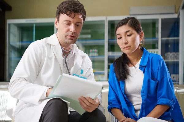 Lekarz Ogólny Rozmawiający Pacjentem Wyjaśniający Wyniki Badań Lekarskich Receptę — Zdjęcie stockowe