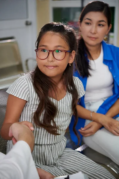 Pediatr Třesoucí Rukou Preteen Dívky Brýlích Před Každoroční Vyšetření — Stock fotografie