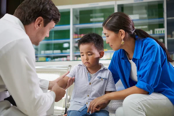 Chirurg Dotykający Ręką Małego Chłopca Sprawdzający Zagojone Złamanie — Zdjęcie stockowe