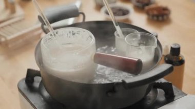 Kimse el yapımı sabun tabanının buhar banyosunda eriyip ısınmasıyla vurulmaz.