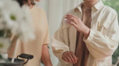 İki güzel, etnik çeşitlilikte kadın organik sabunu evde birlikte yapıyorlar. Aroma yağı ve doğal renklerle.