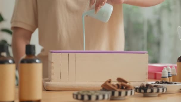 創造的なワークショップで有機手作り石鹸を成形認識できない女性の作物のショット — ストック動画
