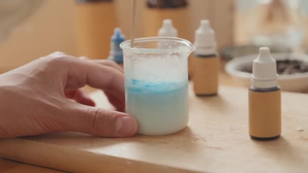 Tanımlanamayan Bir Kadının Mavi Renk Kullanarak Organik Sıvı Sabun Tabanı — Stok video