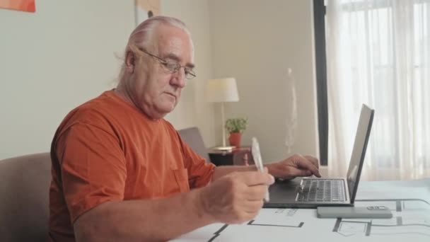 Vista Lateral Del Anciano Hombre Pelo Gris Gafas Tomando Notas — Vídeo de stock
