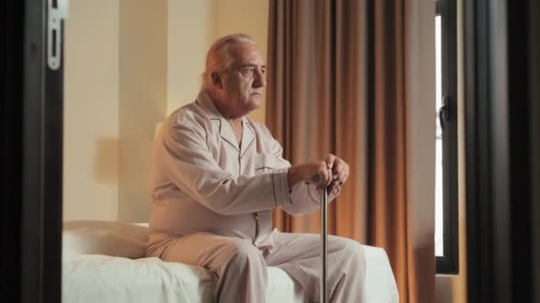 Přiblížit Záběr Staršího Muže Pyžamu Sedícího Doma Posteli Držícího Vycházkovou — Stock video
