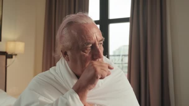 Uomo Anziano Malato Avvolto Piumone Seduto Camera Letto Casa Soffiando — Video Stock