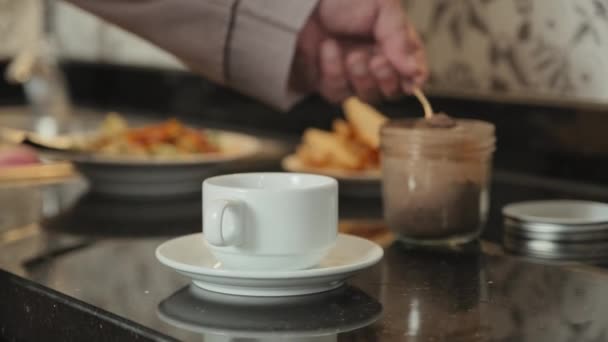 Cortado Tiro Mano Hombre Mayor Irreconocible Poniendo Café Molido Taza — Vídeos de Stock