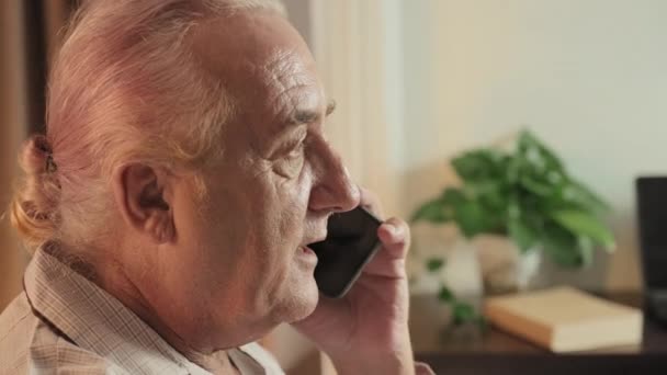 Sklopený Záběr Staršího Muže Pyžamu Sedícího Doma Posteli Mluvícího Mobilu — Stock video