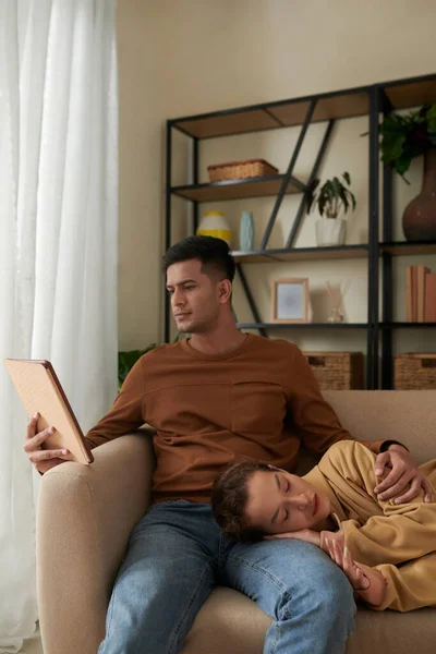女朋友睡觉时 年轻人正在看电子书 — 图库照片