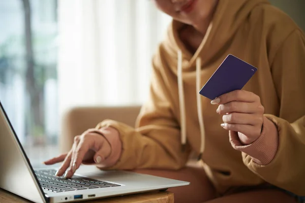Junge Frau Kauft Online Ein Und Bezahlt Mit Kreditkarte — Stockfoto