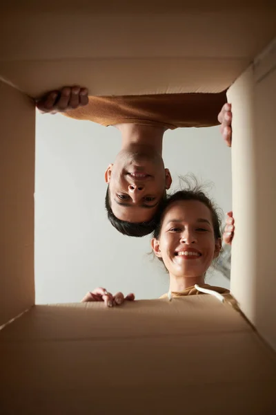 Sorrindo Jovem Mulher Olhando Para Dentro Caixa Entregue Com Ordem — Fotografia de Stock