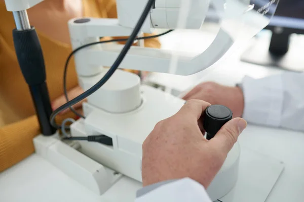患者の眼内圧を測定するためにクロノメーターを使用して医師のクローズアップ画像 — ストック写真