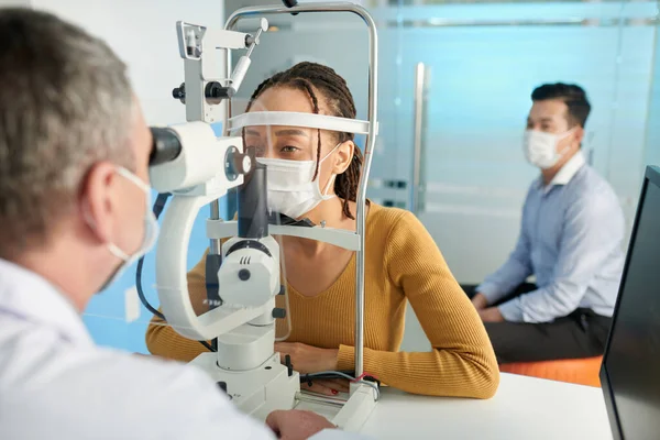 Jeune Femme Obtenant Pression Intraoculaire Mesurée Dans Cabinet Médical Optométriste — Photo
