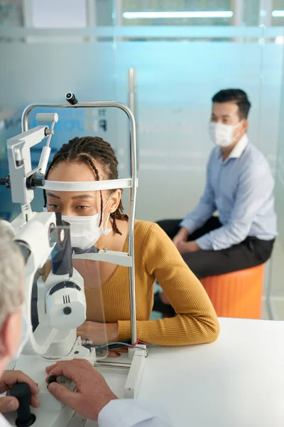 Женщина Медицинской Маске Измеряет Оптометрист Измерить Давление Жидкости Глазных Яблоках — стоковое фото