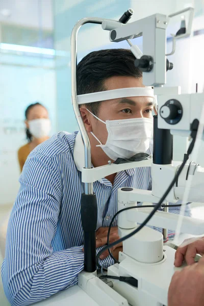 Asiatico Uomo Ottenere Testato Glaucoma Con Moderno Attrezzature Ufficio Optometrista — Foto Stock