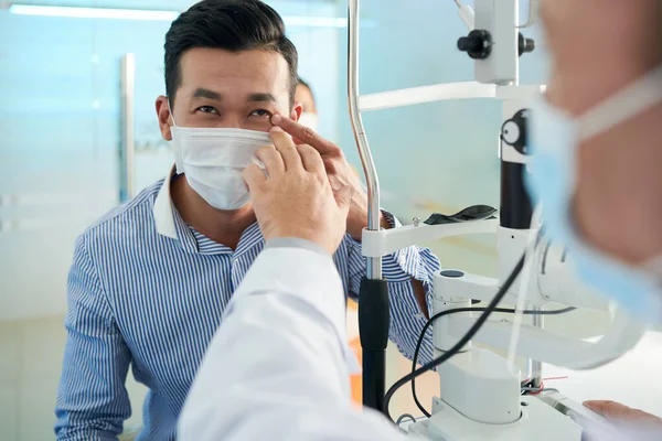 Asiatischer Mann Medizinischer Maske Klagt Gespräch Mit Augenarzt Über Schmerzen — Stockfoto