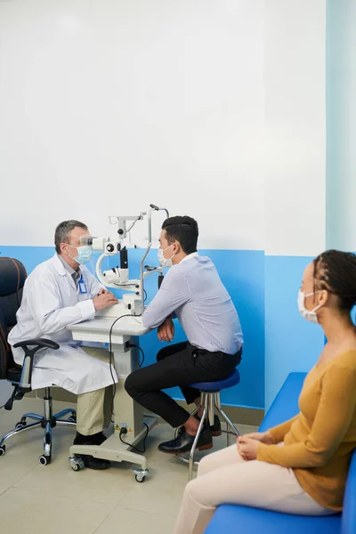 Pacienti Podstupující Oční Testy Moderní Lékařské Klinice — Stock fotografie