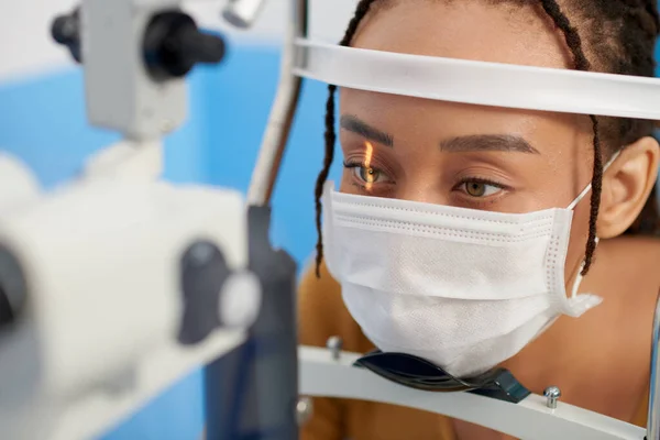 Paciente Femenina Con Máscara Médica Que Somete Examen Ocular Con —  Fotos de Stock