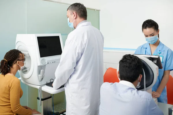 Optometrist Und Krankenschwester Mit Modernen Geräten Zur Diagnose Und Identifizierung — Stockfoto