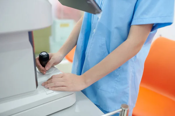 Ausgeschnittenes Bild Einer Augenärztlichen Krankenschwester Peelings Mit Modernen Geräten Bei — Stockfoto