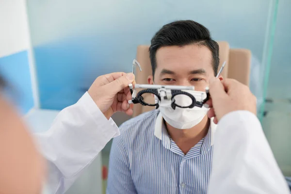 Augenarzt Fordert Patienten Auf Bei Der Kontrolle Des Sehvermögens Verstellbaren — Stockfoto