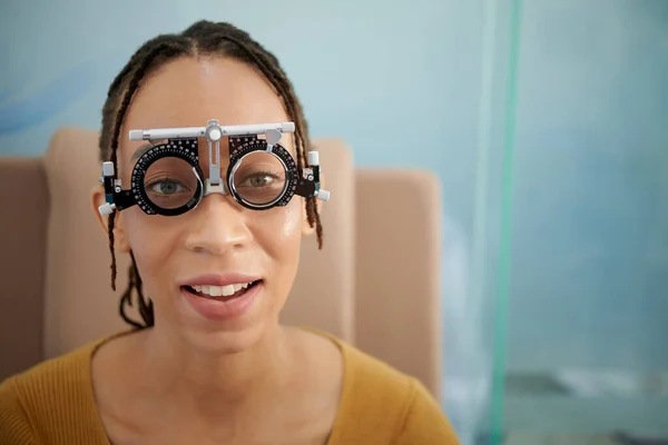 Grafikte Harfleri Okurken Ayarlanabilir Optik Lens Takan Gülümseyen Zenci Kadın — Stok fotoğraf