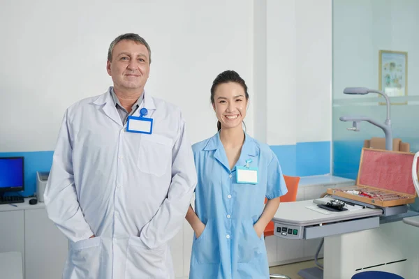 Χαμογελαστή Οφθαλμίατρος Και Οφθαλμίατρος Που Στέκεται Στο Ιατρείο Και Κοιτάζει — Φωτογραφία Αρχείου