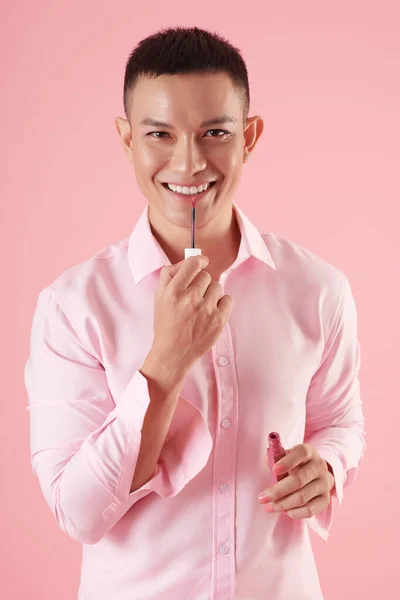 Porträtt Leende Ung Man Ljusrosa Skjorta Tillämpa Flytande Lipstic — Stockfoto